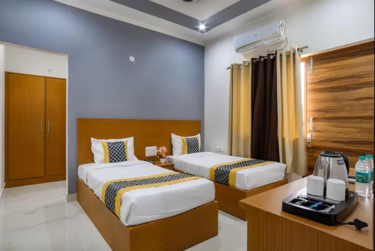 The Castle Blue Hotel Greater Noida Exterior photo